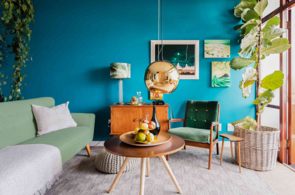 Dinding dengan kombinasi warna kontras yang dramatis